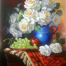 белые розы в синей вазе