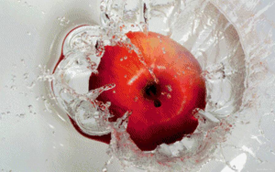 Яблоко в воде - предпросмотр