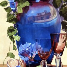 синяя ваза с цветами и бокалами