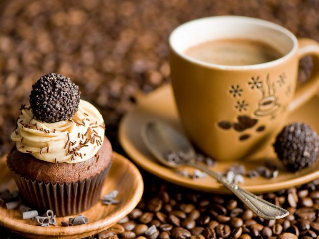 Кофе с шоколадным кексом - кофе, кекс - оригинал