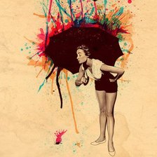Девушка под дождем из красок