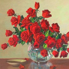 красные розы в стеклянной вазе