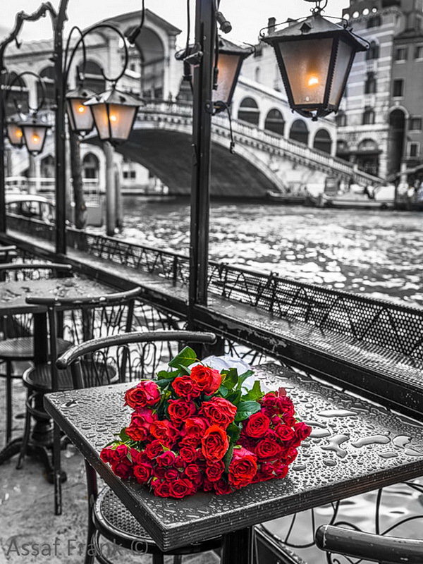 Красные розы на столике кафе - оригинал