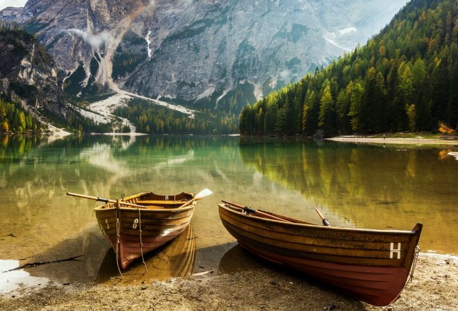 озеро - осень, лодки, горы, озеро - оригинал