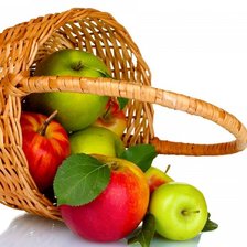 ароматные яблоки в корзине