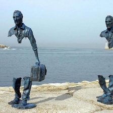 скульптура у моря