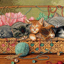 Оригинал схемы вышивки «котята в корзине» (№1106105)