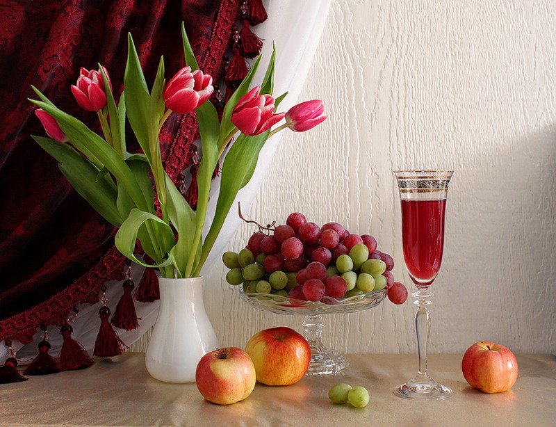Натюрморт с вином, цветами и фруктами - яблоки, цветы, фрукты, вино, виноград, натюрморт, тюльпаны - оригинал