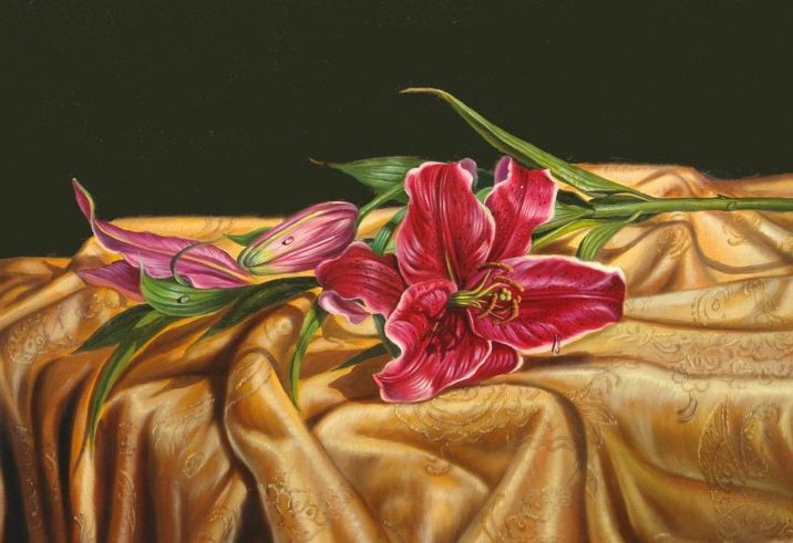 Лилия на шелке - лилии, шелк, розовые лилии, натюрморт, лилия, красные цветы, цветы - оригинал