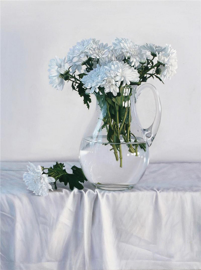 Белые хризантемы в стеклянном кувшине - натюрморт, хризантемы, кувшин, цветы, ваза, белые цветы, цветы в вазе - оригинал