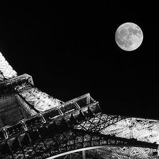 Эйфелева башня при луне