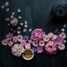 Цветы и чашка кофе