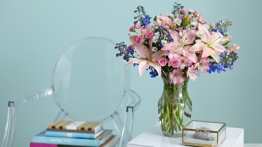 цветы в стеклянной вазе на столе - лилии, цветы в вазе, цветы в воде, полевые цветы - оригинал