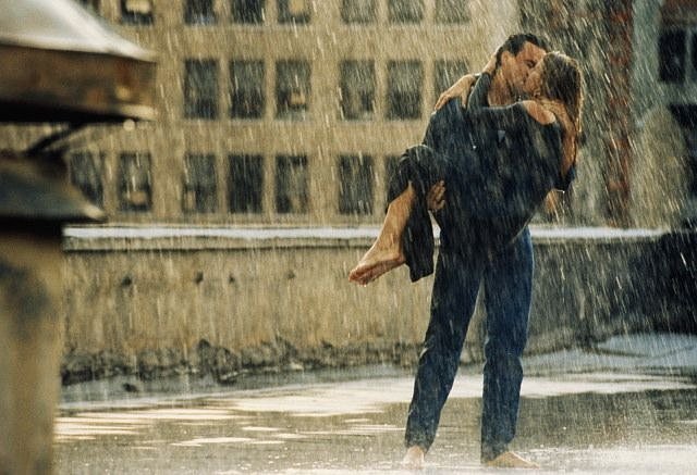 Поцелуй во время дождя - пара, дождь, влюбленные - оригинал