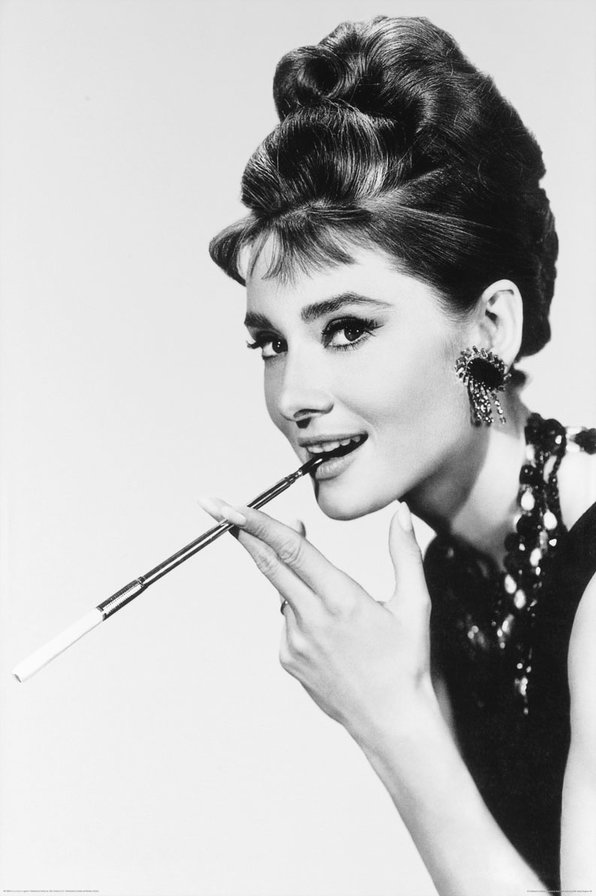 Одри Хепберн - красотка, монохром, девушка с сигаретой, девушка, одри - оригинал