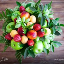 Композиция из фруктов и ягод