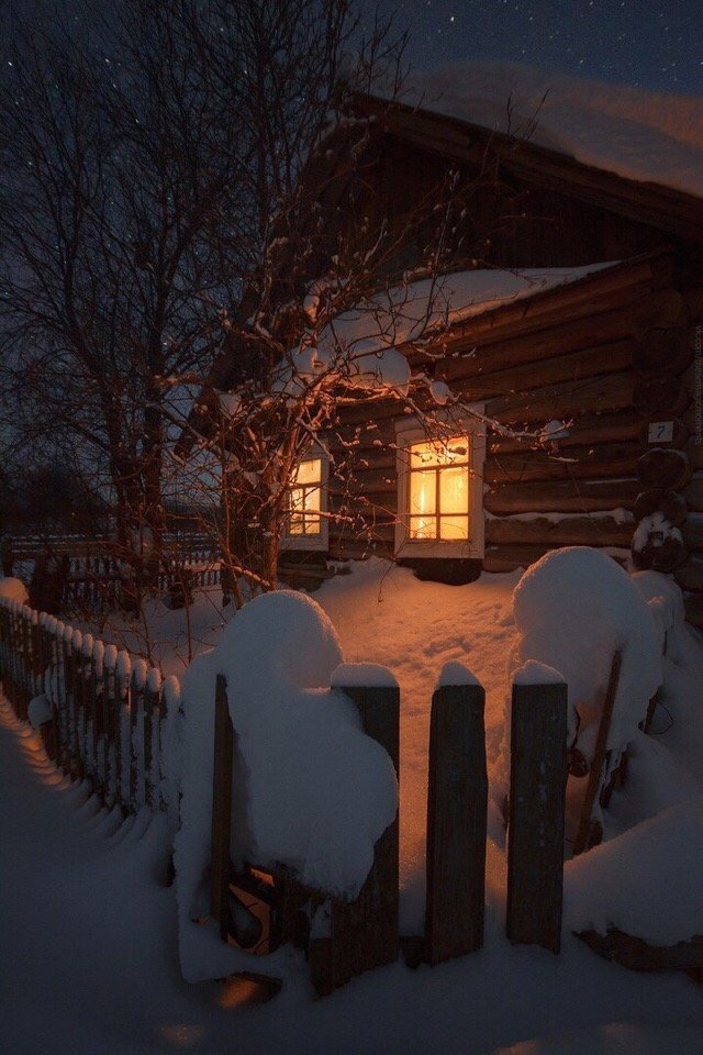 Зимний вечер - дом, свет в окнах, сугробы, забор - оригинал
