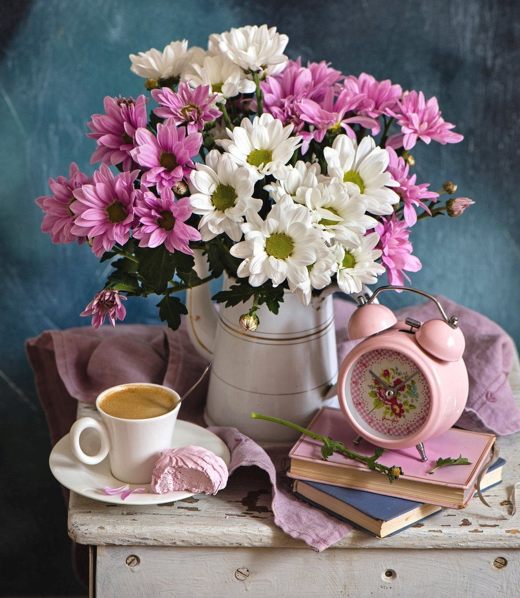 Цветочный натюрморт - цветы, часы, кофе - оригинал