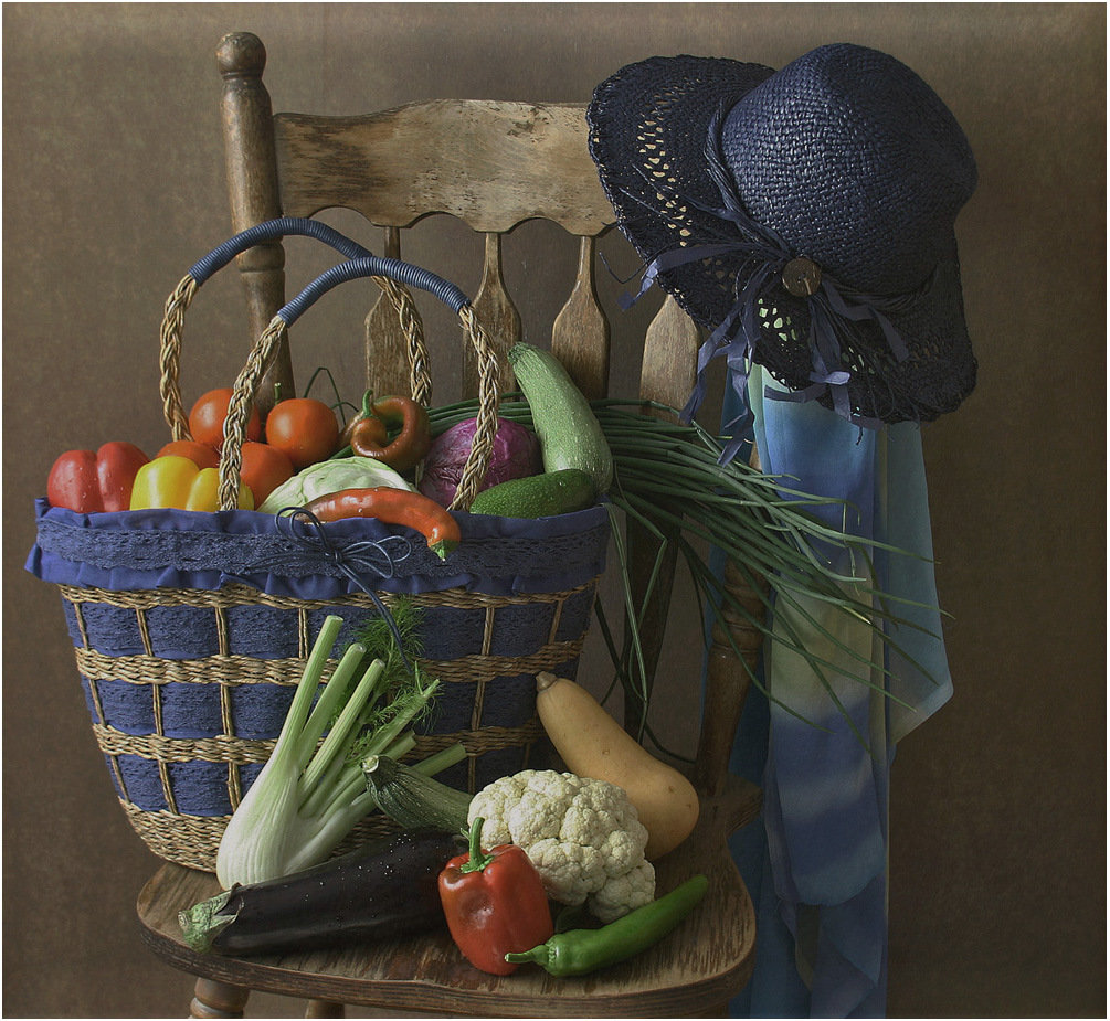 Корзина с овощами на стуле - овощи, шляпа, стул - оригинал