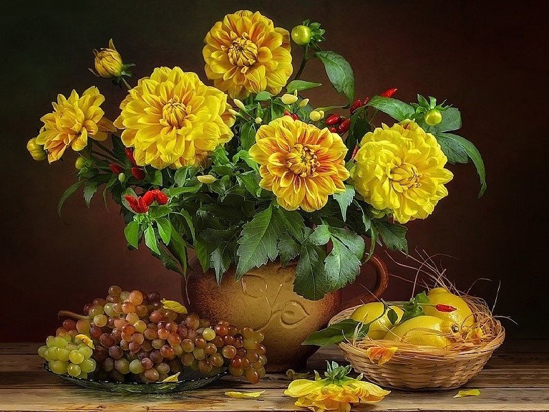 Жёлтые георгины - георгины, виноград, цветы, лимон, фрукты, натюрморт, букет - оригинал