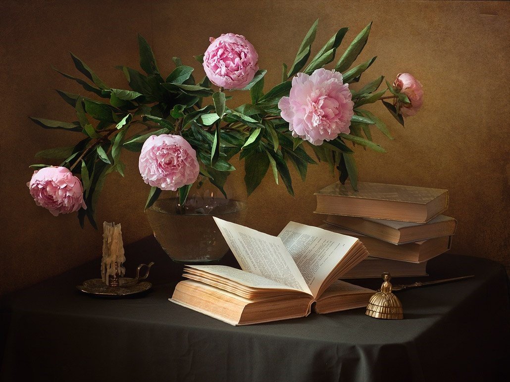 Натюрморт - книги, натюрморт, цветы, пионы, букет - оригинал