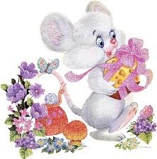 белая мышка с букетом цветов