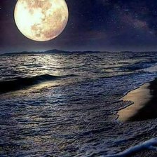 луна у моря