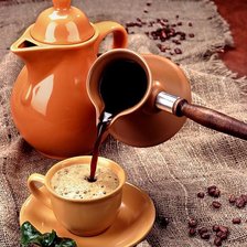 Кофе наливают из турки