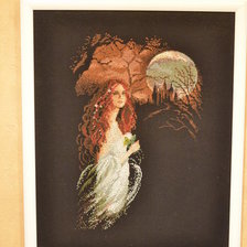 Работа «Девушка на фоне замка»