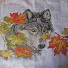 Работа «Волк в осенних листьях»