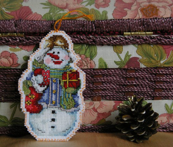 Работа «Снеговичок на елку»