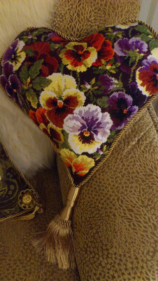 Работа «подушка для Анютки "Анюткины глазки"»