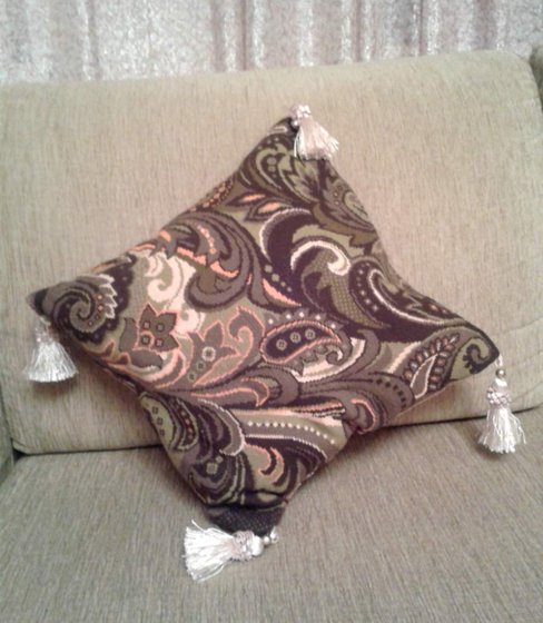 Работа «Подушка с растительным орнаментом от Риолис.»