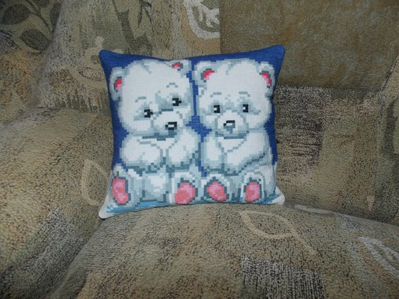 Работа «Диванная подушка с полярными мишками»