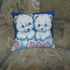 Работа «Диванная подушка с полярными мишками»