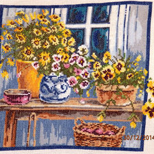 Работа «жёлтые цветы у окна»