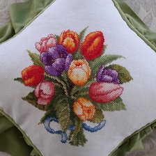 Работа «подушка с тюльпанами»