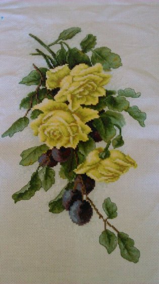 Работа «Желтые розы и сливы»