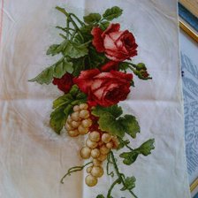 Работа «Красные розы и виноград»
