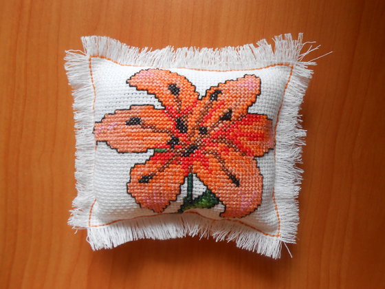 Работа «Лилия-игольница»