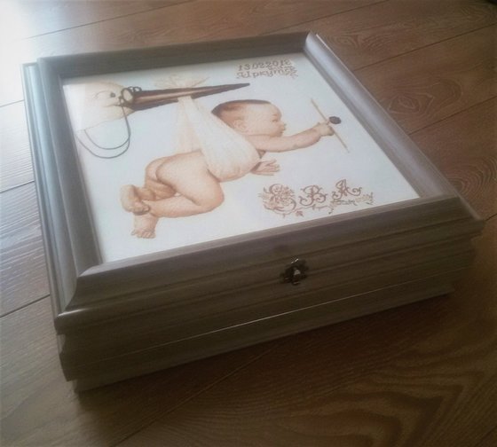 Работа «Шкатулка с метрикой "Аист прилетел"»