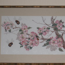 Работа «Ветка яблони и шмели»