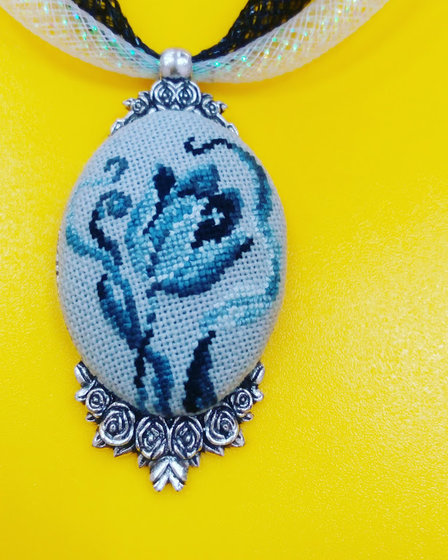 Работа «кулон с микровышивкой»