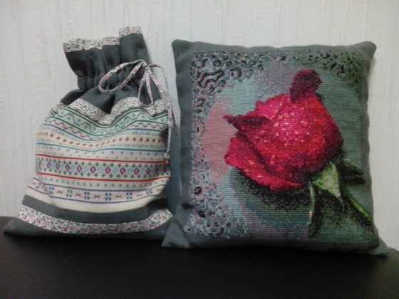 Работа «Подушка с розой и мешочек для рукоделия»