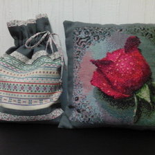 Работа «Подушка с розой и мешочек для рукоделия»