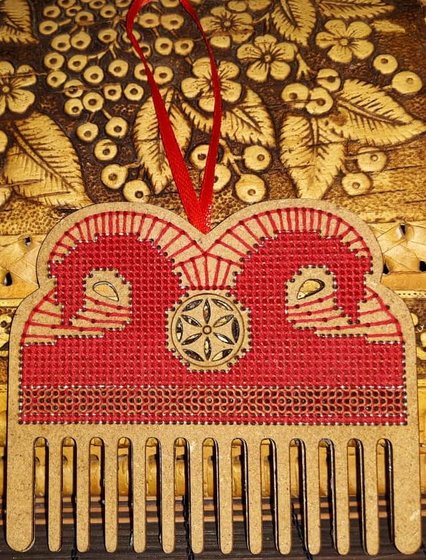 Работа «Гребешок-оберег "Символ солнца".»