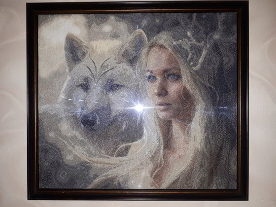 Работа «Девушка и белый волк»
