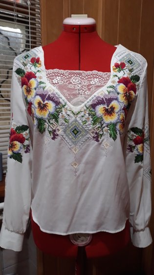 Работа «Вышиванка «Анютины глазки»»