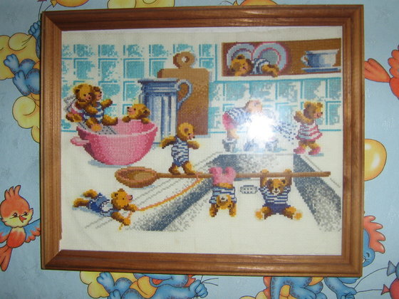 Работа «Мишки балуют на кухне»