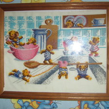 Работа «Мишки балуют на кухне»